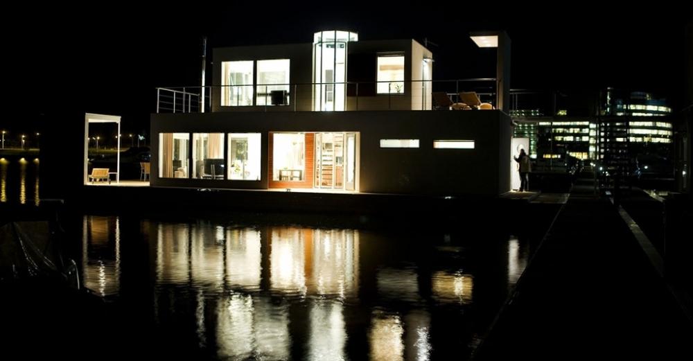 Rendering notturno di una casa galleggiante progettata da Bluet