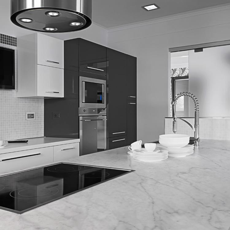 Top cucina realizzato in marmo bianco di Carrara - Design e foto di Edilmarmi