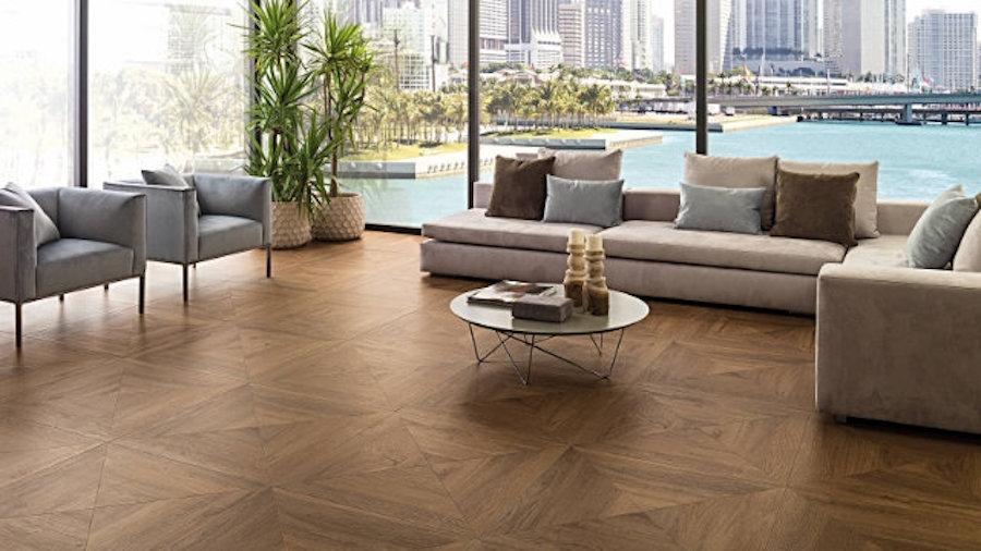 Pavimento per salotto in parquet ceramico, nuance Cognac - Design by Porcelanosa