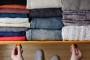 Decluttering armadio: vestiti piegati nei cassetti