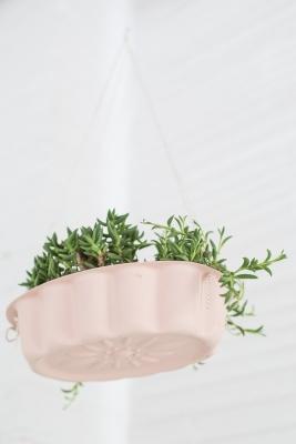 Trasformare le tortiere in vasi per piante da appendere, da sugarandcloth.com