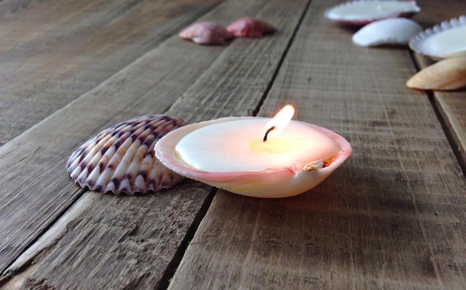 Decorazioni fai da te: candele con le conchiglie, da sheknows.com