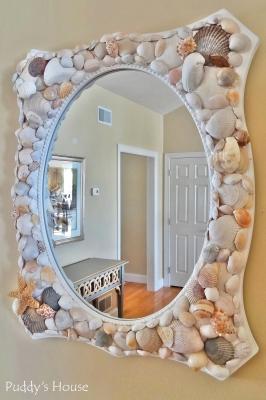 Decorazioni con conchiglie per lo specchio, da puddyshouse.com