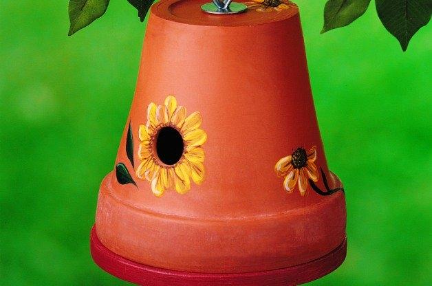 Casetta per uccellini con un vaso, da birdsandblooms.com