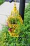 Riciclo gabbie per uccelli in fioriera, da whatsurhomestory.com