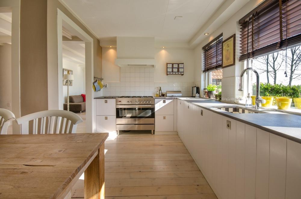 La disposizione dei mobili in cucina richiede il rispetto degli spazi di manovra