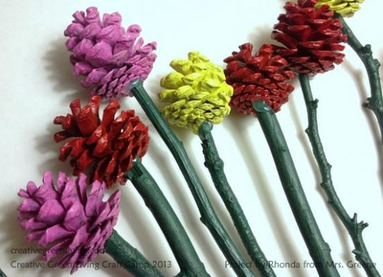 Bouquet di fiori con le pigne colorate, da creativegreenliving.com