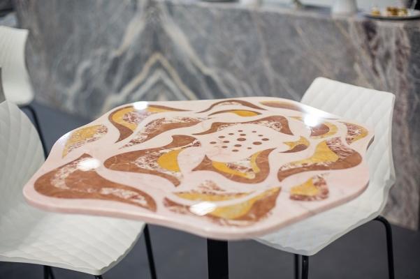 Particolare di un tavolino in marmo di Margraf