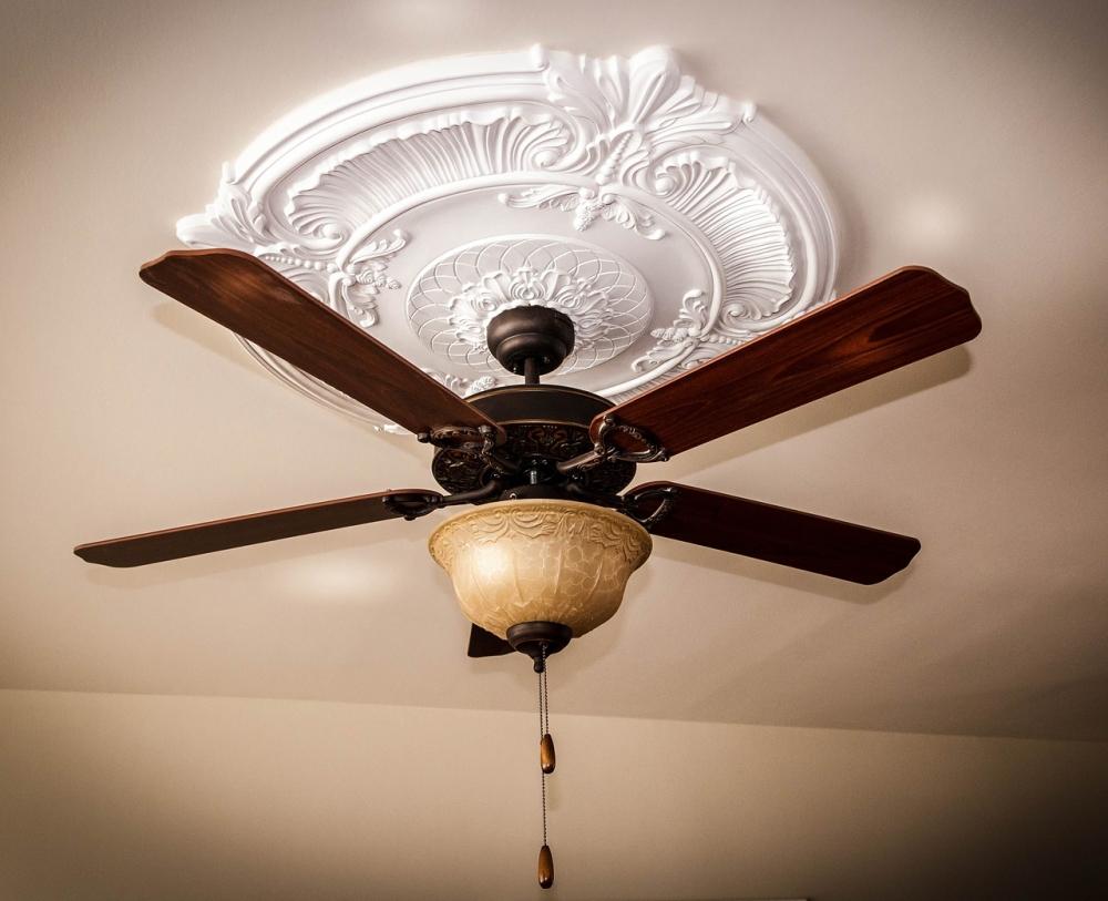 Ventilatore lampadario al centro della stanza: montaggio al soffitto