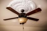 Ventilatore lampadario al centro della stanza: montaggio al soffitto