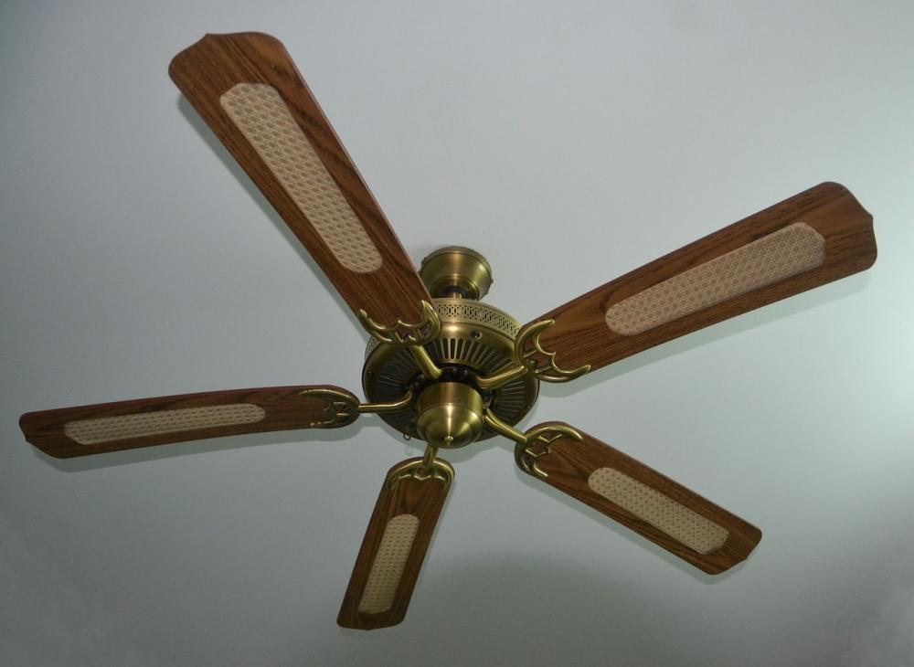 Fissaggio e collegamenti elettrici ventilatore a soffitto