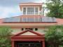 Casa con pannelli solari sul tetto