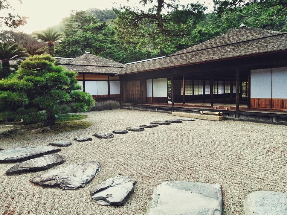 Il tipico giardino zen giapponese con ciottoli e pietre