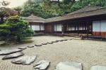 Il tipico giardino zen giapponese con ciottoli e pietre