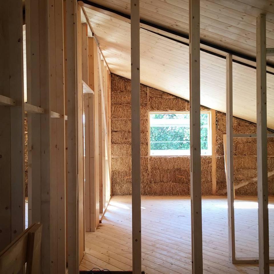 Interno di una casa antisismica in legno e paglia di Archética durante la costruzione
