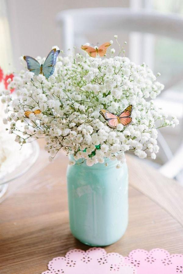 Centrotavola fai da te con fiori e farfalle, da designimprovised.com