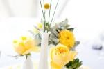 Centrotavola fai da te con fiori gialli, da stylemepretty.com