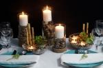 Centrotavola con candele, sassi e piante grasse, da missplanit.com