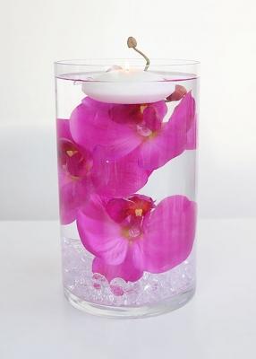 Centrotavola con fiori e candele galleggianti, da afloral.com