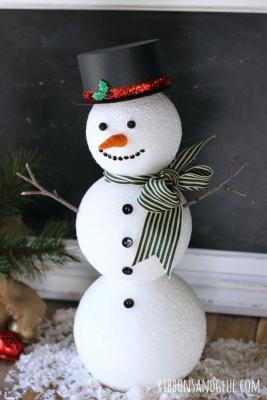 Pupazzo di neve con palline di polistirolo, da ribbonsandglue.com