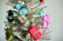 Decorazioni natalizie con la carta: ghirlanda di regali, da ohhappyday.com