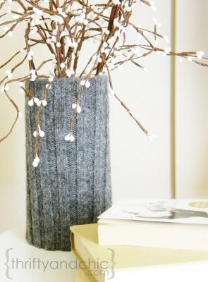 Decorazioni di Natale con il riciclo di vecchi maglioni: vasi, da thriftyandchic.com
