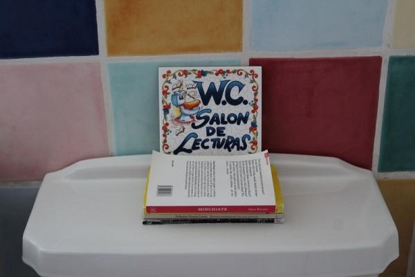 Un ironico angolo lettering in bagno