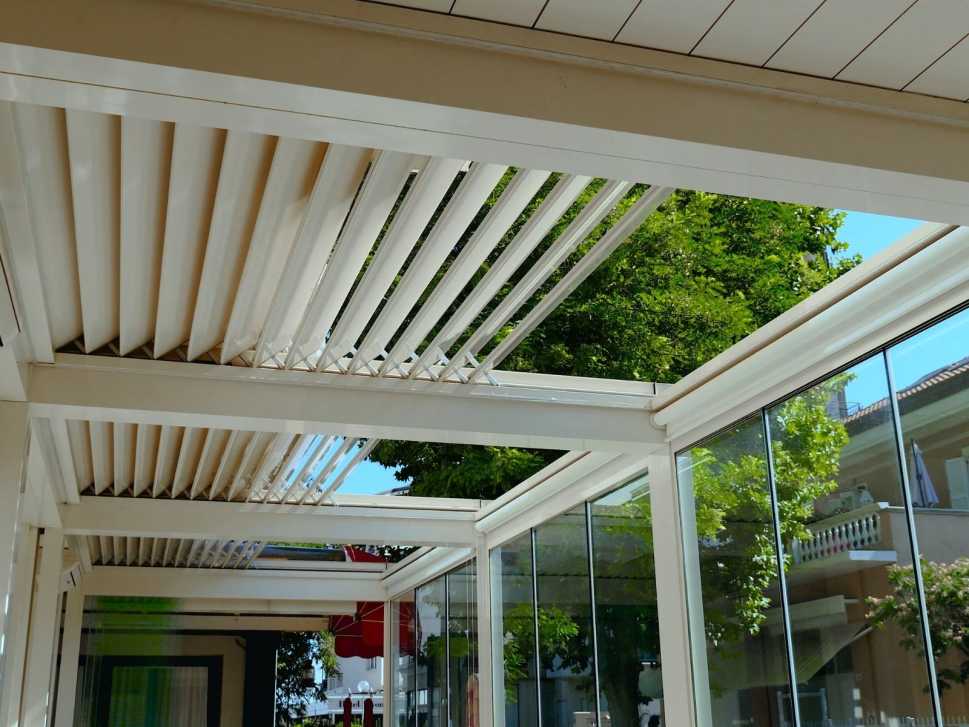 Modern and retractable pergola Taylor model by Belle Pergole