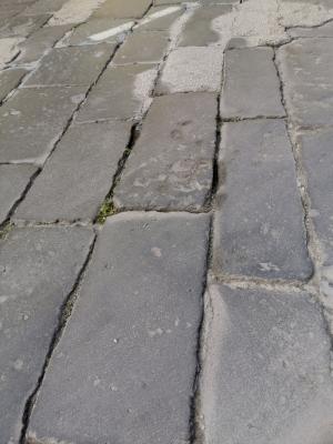 Pavimentazioni esterne in basalto deformate