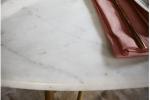 Dettaglio tavolo con piano in marmo Izmir di Maisons du Monde
