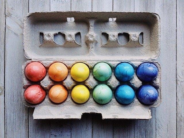 Uova colorate con coloranti chimici per alimenti o naturali