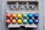 Uova colorate con coloranti chimici per alimenti o naturali