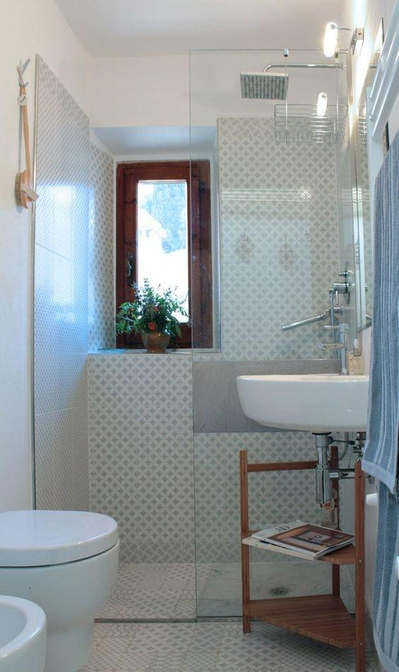 Un bagno piccolo può essere risolto con una doccia filo pavimento