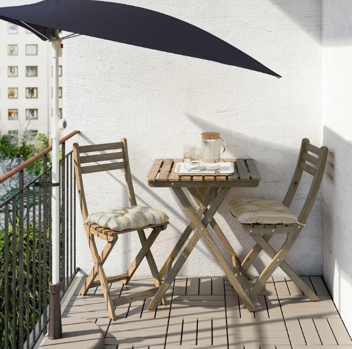 Un angolo relax in balcone con Askholmen di Ikea