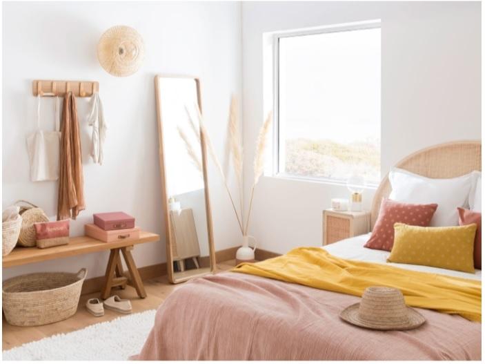 Camera da letto con arredi e complementi colori soft di Maisons du Monde