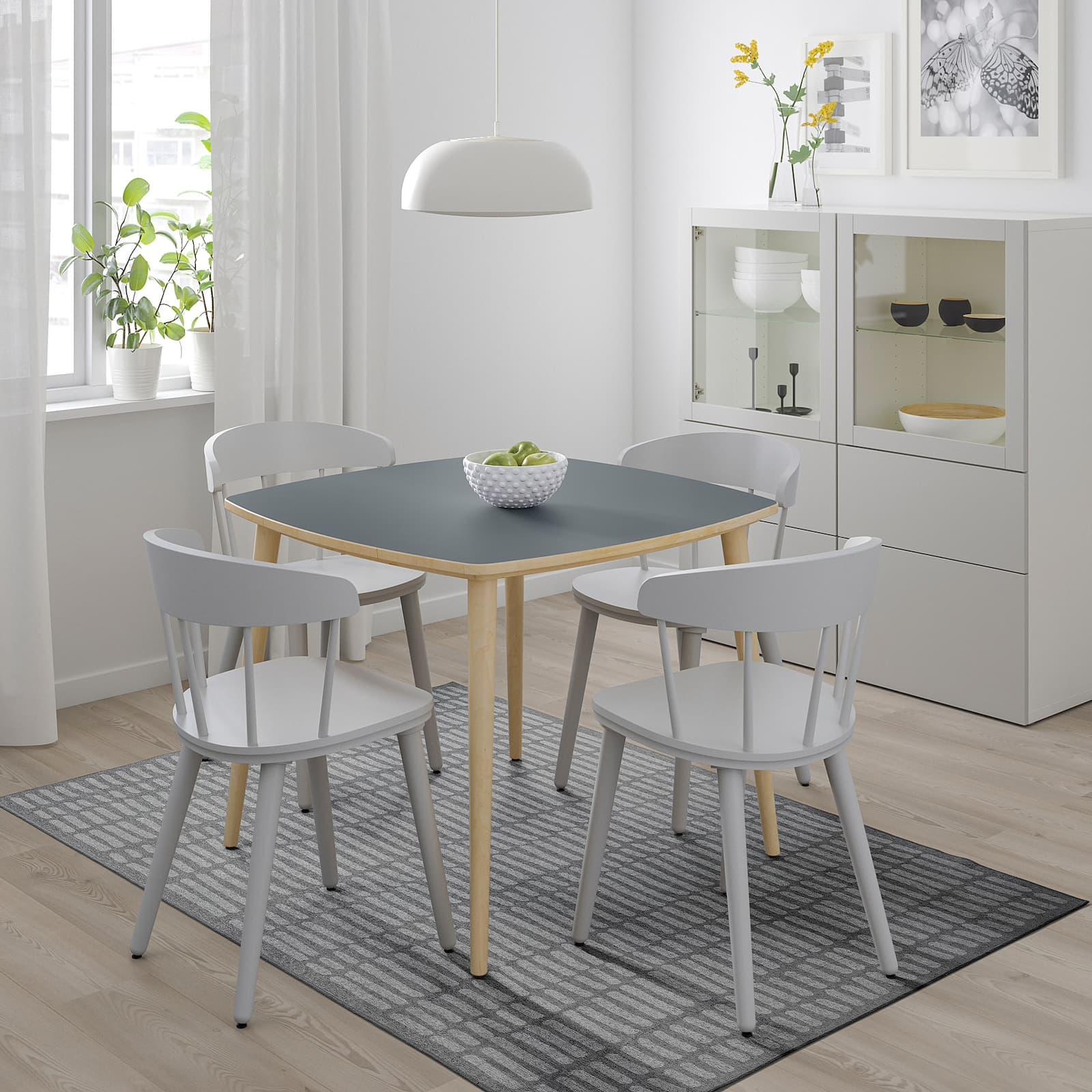 Tavolo e sedie Omtaenksam - Fonte foto: Ikea