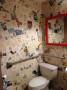 Decoupage su muro in bagno, foto by thrillist.com