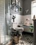 Bagno con cementine e diamantine e tinta scura alle pareti - Credits: Pinterest