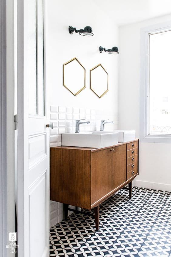 Un abbinamento glamour per il bagno è nero e oro - Photo credits: Pinterest