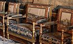 Le sedie antiche sono foderate con cuoio, pelle o tessuti pregiati