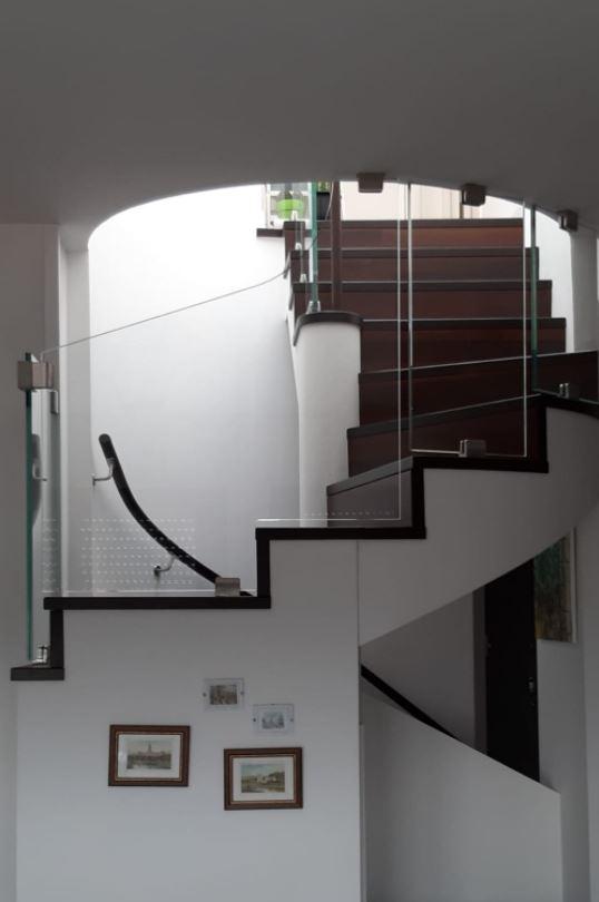 Dettaglio laterale del rivestimento di una rampa di scale per interni
