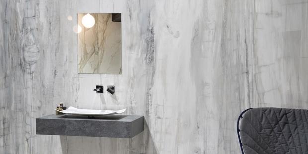 Bagno grigio rivestito con Maximum di Fiandre