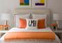 Disposizione asimmetrica cuscini letto - Credits Pinterest