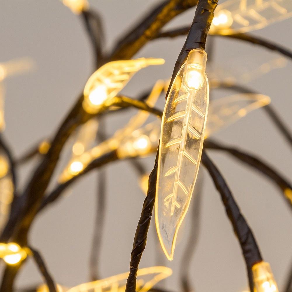 Lumi in Aria, particolare del salice luminoso per il Natale in giardino