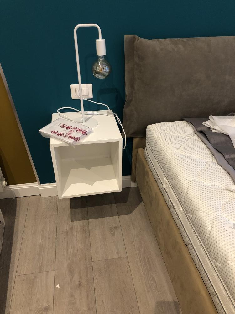 Dettaglio comodino IKEA in camera da letto