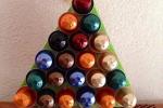Decorazioni natalizie con capsule del caffè: alberello, da caboucadin.com