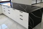 Piano cucina in dekton con texture ispirata al marmo nero, by Cosentino