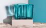 Vaso dell'azienda Iittala in vetro blu soffiato