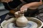 Lavorazione di un vaso di ceramica con il tornio