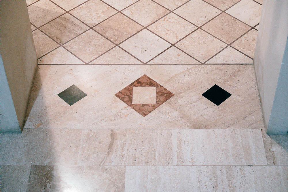 Soglia in marmo con geometria abbinata al disegno del pavimento, by Taurino